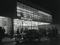 Robna kuća 'Standard konfekcija', Praška ulica  U rujnu 1958. godine održana je na Zagrebačkom velesajmu 2. izložba 'Porodica i domaćinstvo' za koju su arhitekti Aleksandar Dragomanović i Ninoslav Kovač napravili paviljon, koji je nakon izložbe postavljen na mjestu srušene sinagoge. Postavljanje je trajalo devedeset dana, a robna kuća je otvorena u travnju 1960. godine. Imala je i prve pokretne stepenice u Zagrebu. Izgorjela je u požaru na staru godinu 1980.